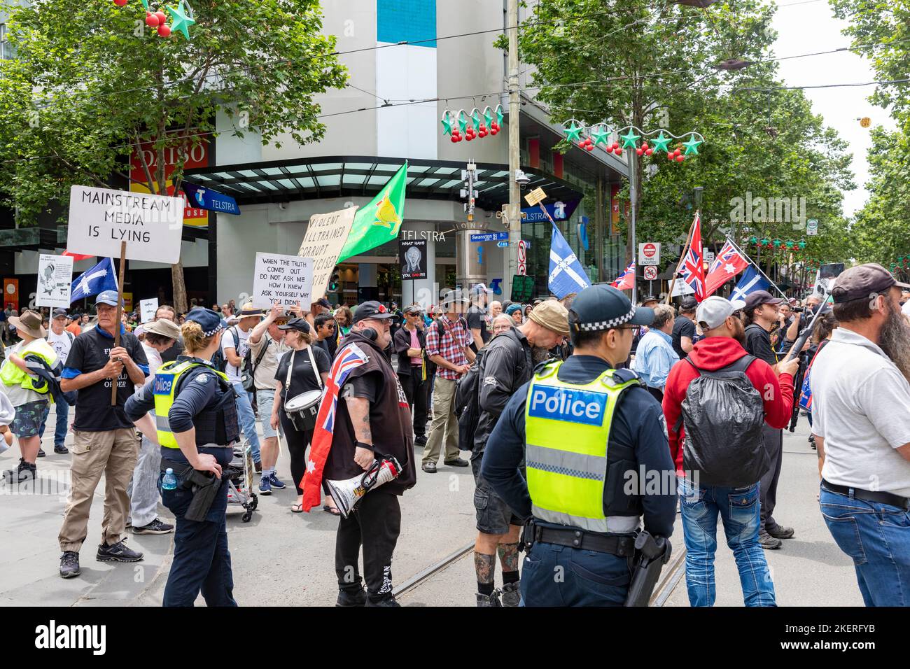 Melbourne City Centre Australia 13.. November 2022 Protestierende marschieren in Begleitung viktorianischer Polizisten durch die Stadt Stockfoto