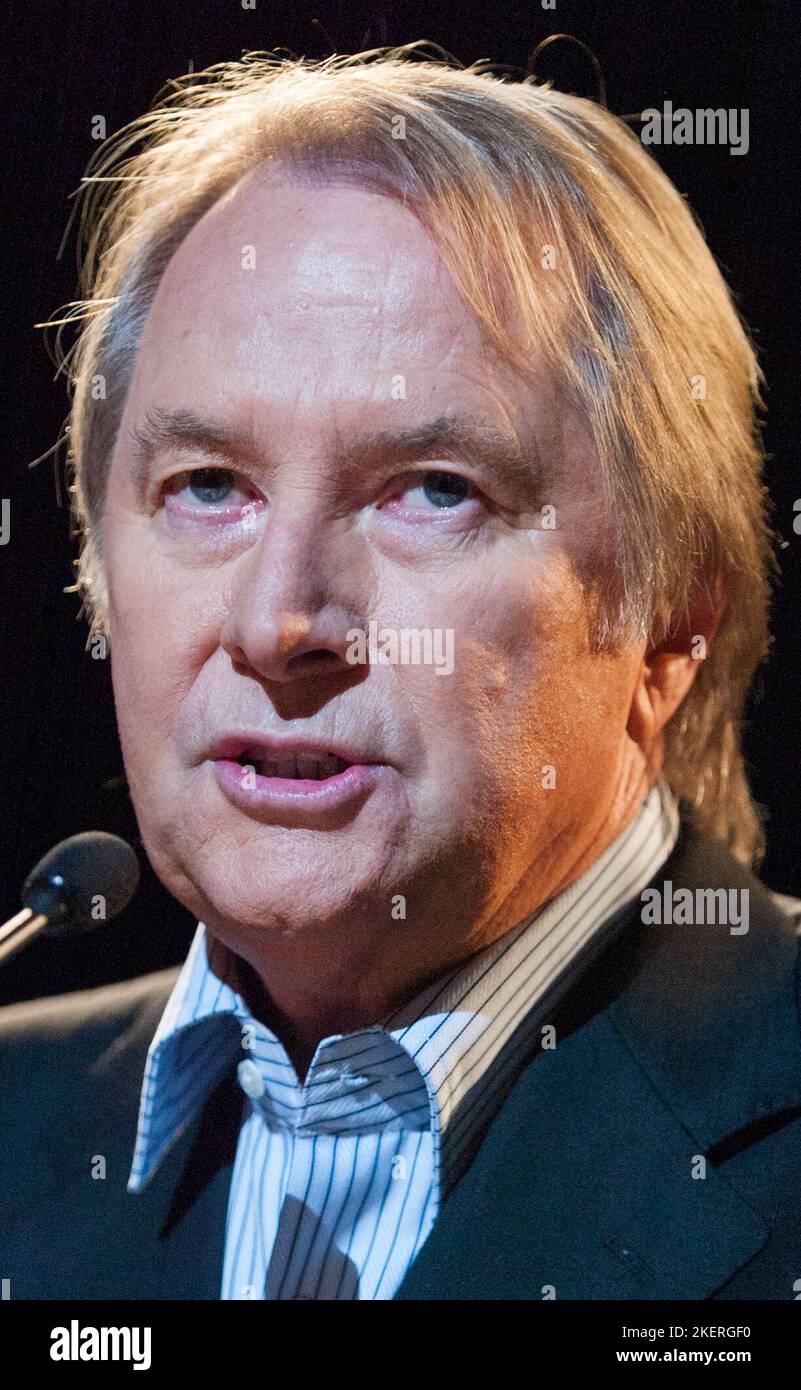 John Farnham hält eine Pressekonferenz im Lyric Theatre in Sydney ab, um seine „Live by Demand“-Tour anzukündigen, die im September und Oktober 2009 an kleinen, intimen Orten in ganz Australien stattfindet. Farnham erklärte, dass seine Rückkehr zur Livemusik von Chris Martin und Coldplay inspiriert wurde, nachdem sie ihn eingeladen hatten, die Bühne mit ihnen bei den „Sound Relief“-Konzerten zu teilen, die am 14. März 2009 zeitgleich in Sydney und Melbourne abgehalten wurden, um Gelder für die Opfer australischer Buschfeuer zu sammeln. Farnham erklärte auch, dass seine Vorliebe für seine Fans ihn inspiriert habe. Im Bild: Glenn Wheatley, John Farnhams Manager. Stockfoto