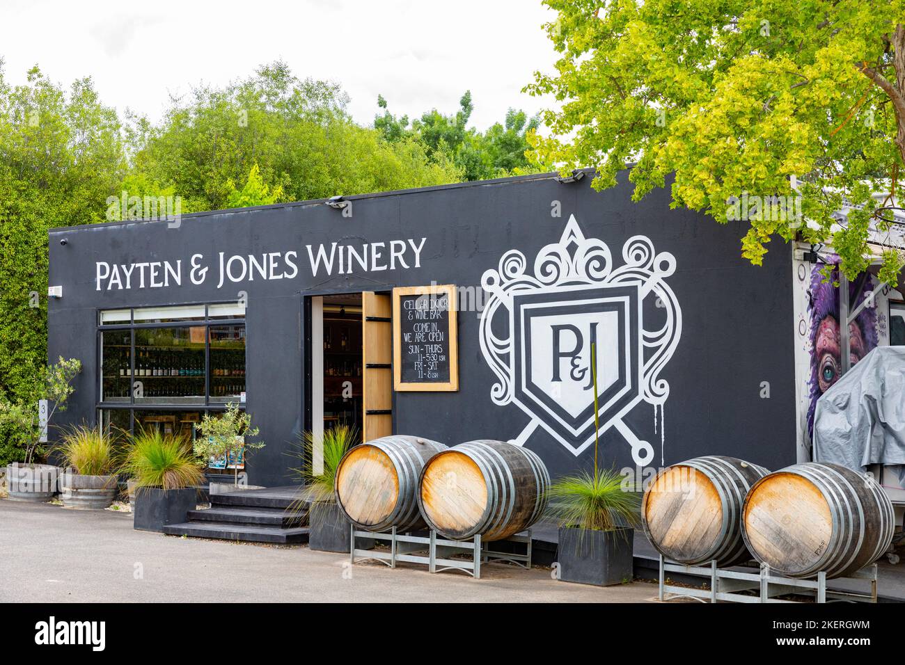 Healesville Township im Yarra Valley und Payten und Jones Winery und Weinprobe im Stadtzentrum, Victoria, Australien Stockfoto