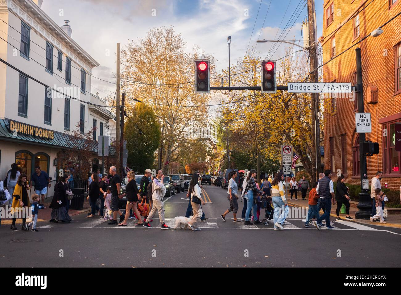 New Hope, PA, USA 5. Nov 2022 Fußgänger überqueren die Main Street