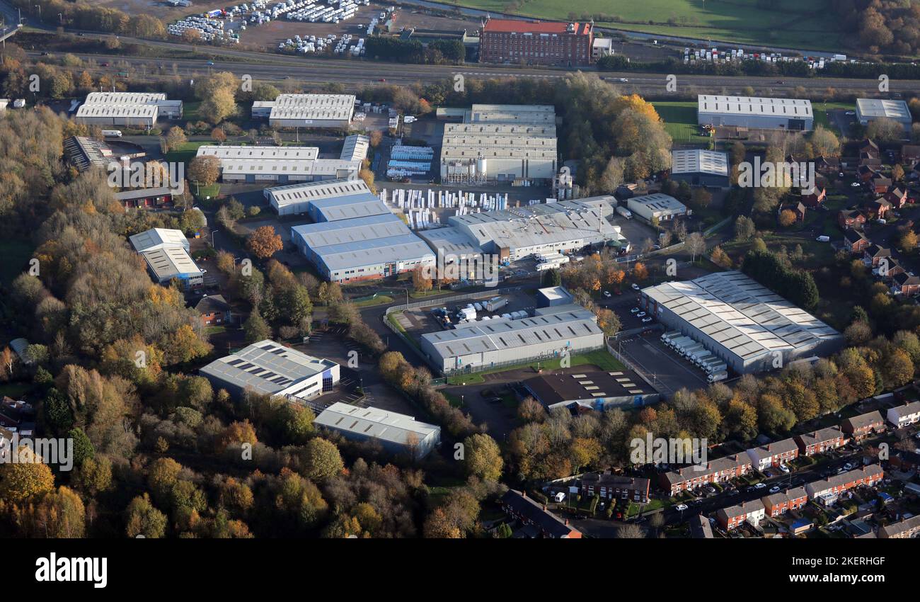 Luftaufnahme aus dem Westen des North Industrial Park in Chorley, Lancashire. Die Autobahn M61 ist im Hintergrund. Stockfoto