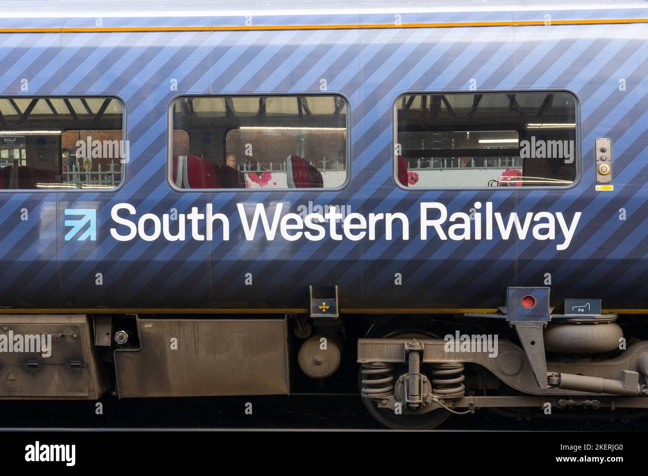 Logo der South Western Railway auf der Seite eines Reisebusses am Bahnhof Basingstoke. England. Konzept: Bahnfranchise, Fahrkartenpreise Stockfoto