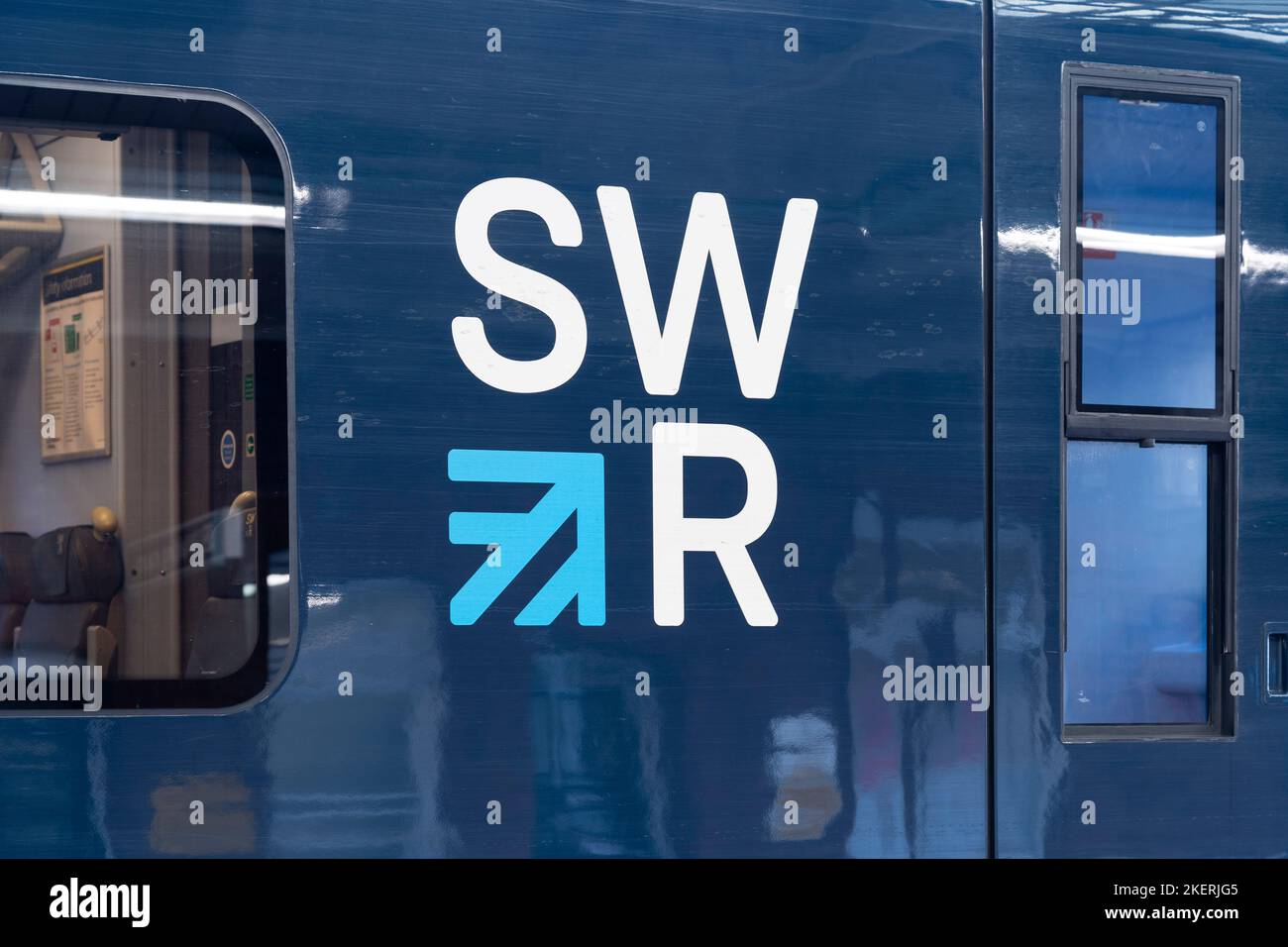 Logo der South Western Railway auf der Seite eines Reisebusses. England. Konzept: Bahngesellschaft, Fahrkartenpreise, britisches Bahnunternehmen Stockfoto