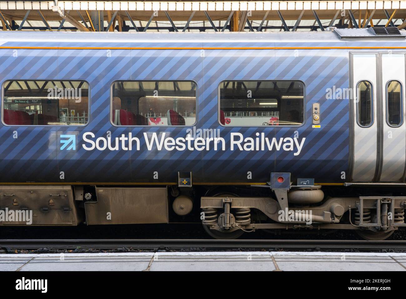 Logo der South Western Railway auf der Seite eines Reisebusses am Bahnhof Basingstoke. England. Konzept: Bahnfranchise, Fahrkartenpreise Stockfoto