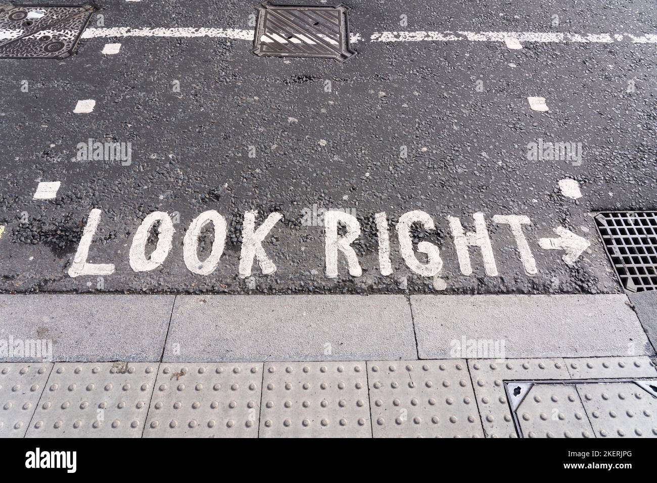 Ikonische Straßenmarkierung „Look Right“ für Fußgänger in London, England. Konzept: Überquerung der Straße, Verkehrssicherheit, Fußgängersicherheit Stockfoto
