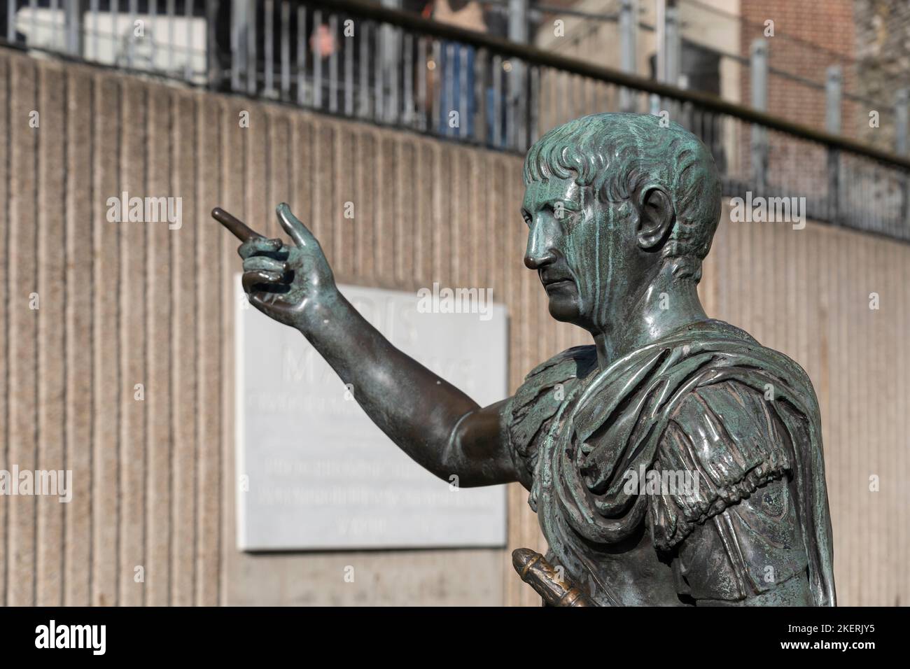 Bronzestatue des Kaiser Trajan, AD 98-117, Imperator Caesar Nerva Trajanus, Augustus. Präsentiert vom Tower Hill Improvements Trust. London Stockfoto