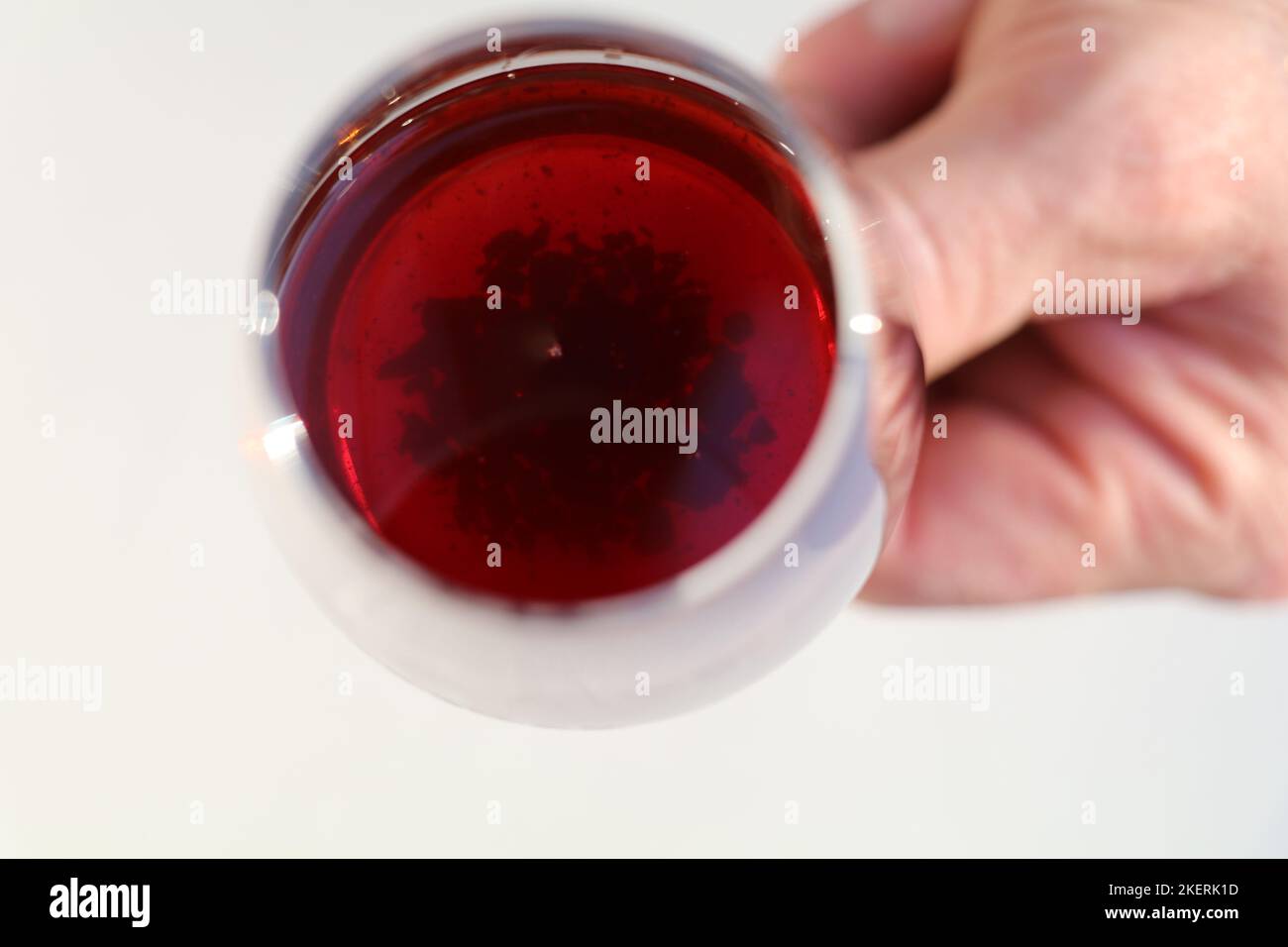 Draufsicht auf Weinsedimente in einem Glas trüben Rotwein Stockfoto