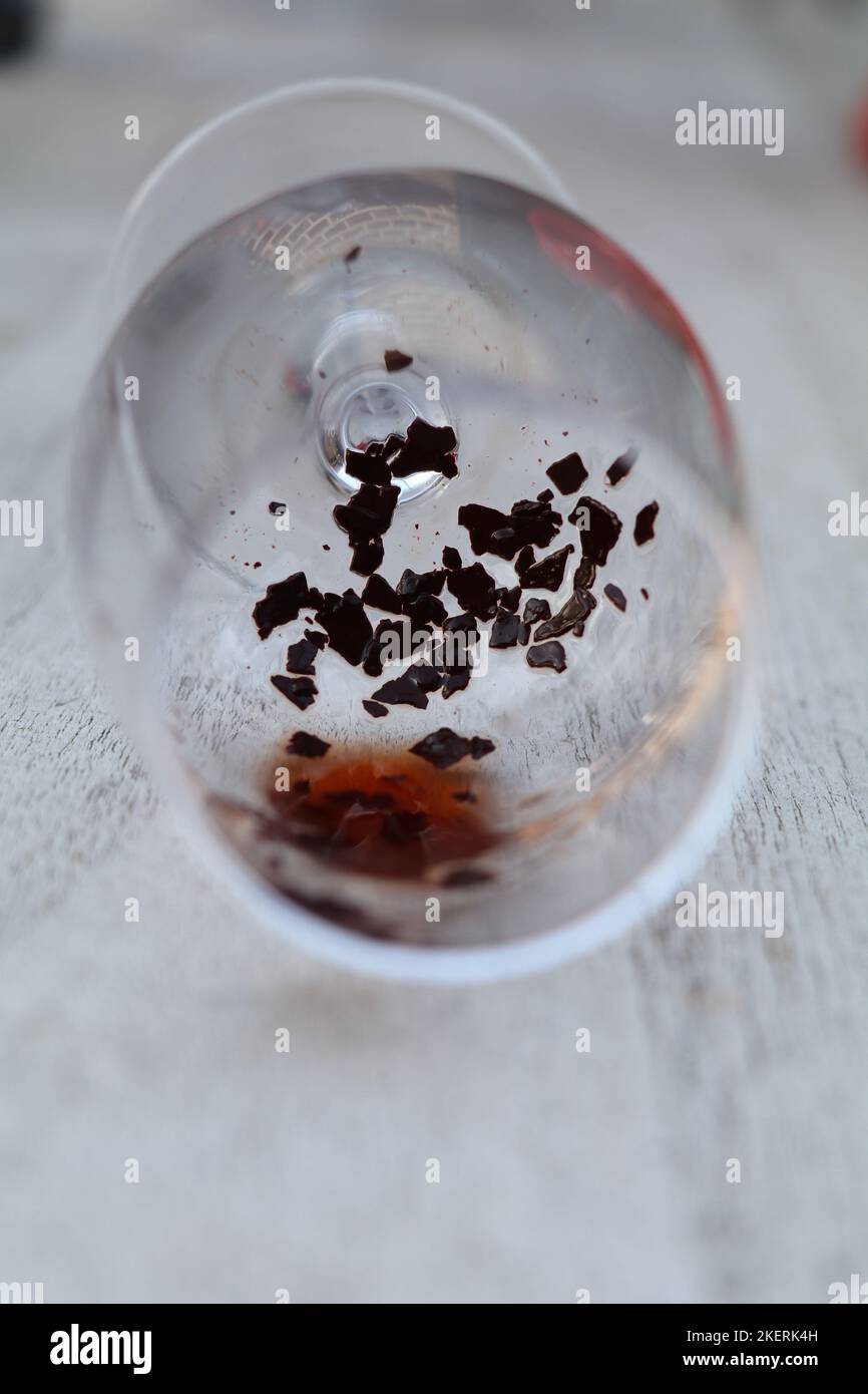 Rotweinsedimente in einem leeren Glas Stockfoto