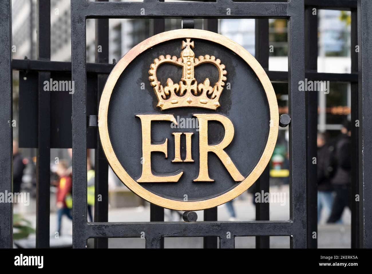 ER in schwarz-goldener Farbe - Elizabeth II Regina (EIIR), die königliche Chifon von Queen Elizabeth II, an einem Tor vor dem Tower of London, England Stockfoto