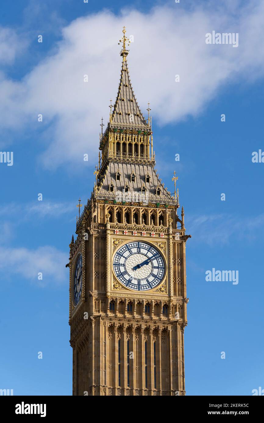 Eine Nahaufnahme des neugotischen Big Ben und des Elizabeth Tower im Palace of Westminster - der britischen Kulturikone, die weltweit bekannt ist. London, England Stockfoto