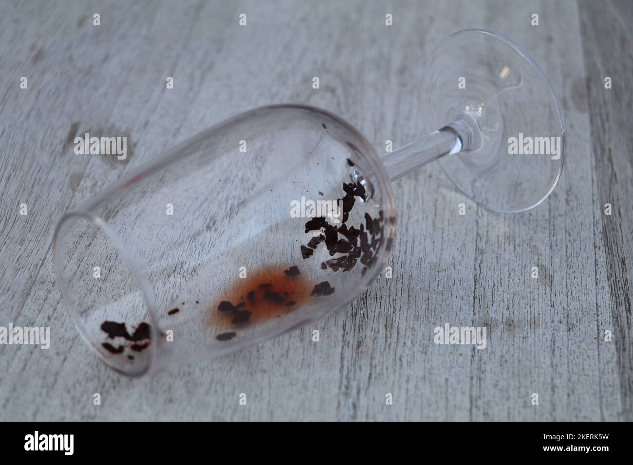 Rotweinsedimente in einem leeren Glas Stockfoto