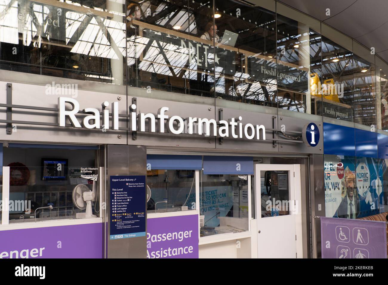Bahninformationsbüro für Reise- und Bahnanfragen am Bahnhof Waterloo in London, England. Thema: Bahnverspätungen, Zugausfälle Stockfoto