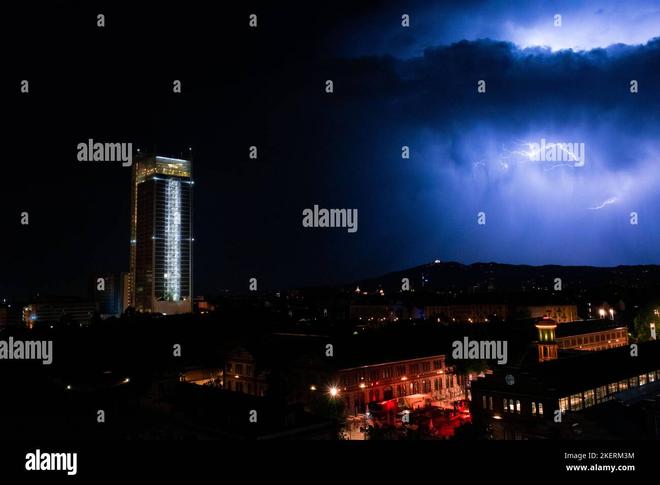 Ein aufregender Blitzschlag erschien über der Stadt Turin Stockfoto