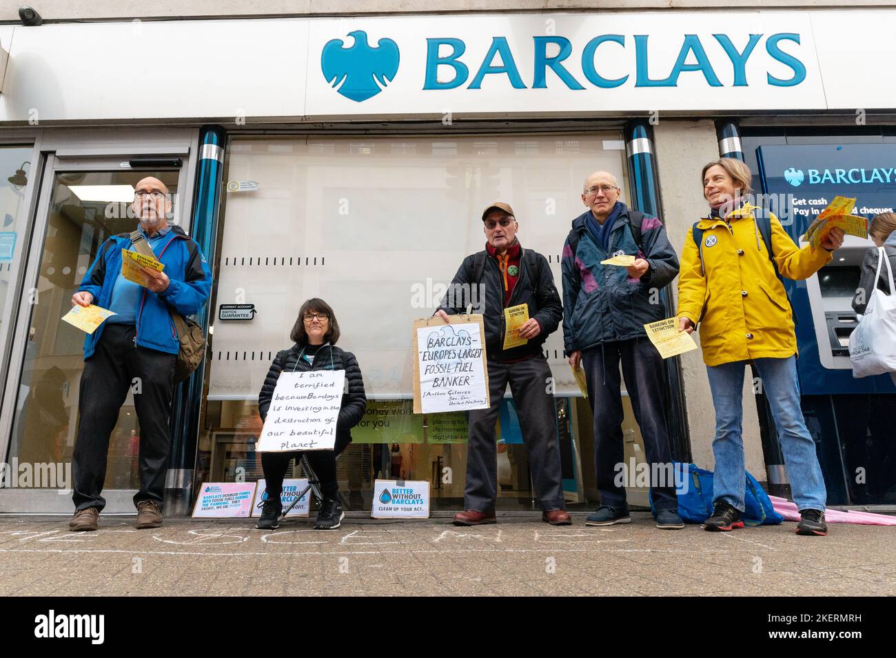 London, Großbritannien. 14. November 2022. Klimaaktivisten vom Aussterben Rebellion und Geldaufstand protestieren vor der Barclays-Niederlassung in Tooting, Süd-London, in einer britischen Kampagne mit dem Titel „besser ohne Barclays“. Die Demonstranten halten ein Plakat, das Barclays anprangert, in fossile Brennstoffe zu investieren. Quelle: Andrea Domeniconi/Alamy Live News Stockfoto