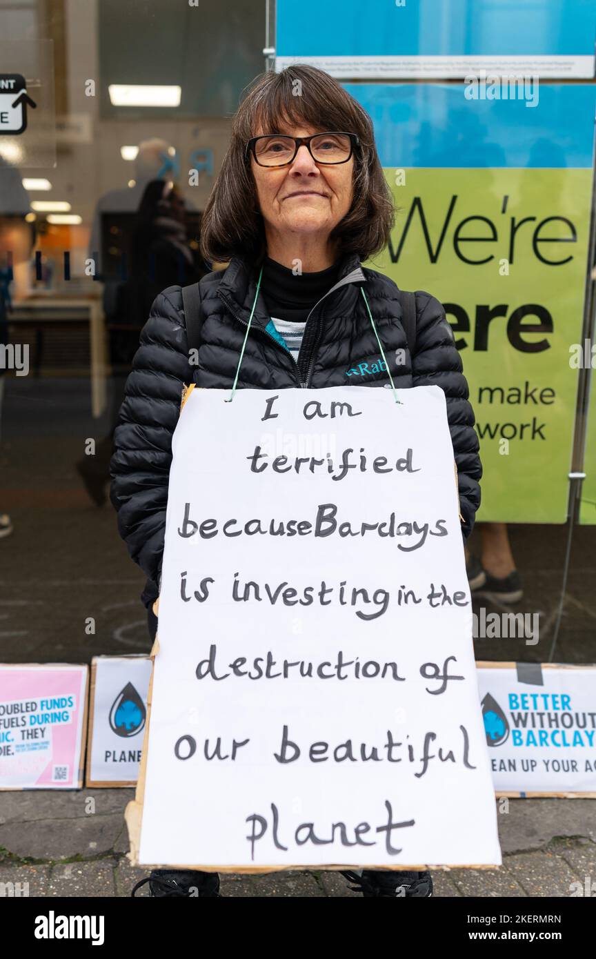 London, Großbritannien. 14. November 2022. Klimaaktivisten vom Aussterben Rebellion und Geldaufstand protestieren vor der Barclays-Niederlassung in Tooting, Süd-London, in einer britischen Kampagne mit dem Titel „besser ohne Barclays“. Die Demonstranten halten ein Plakat, das Barclays anprangert, in fossile Brennstoffe zu investieren. Quelle: Andrea Domeniconi/Alamy Live News Stockfoto