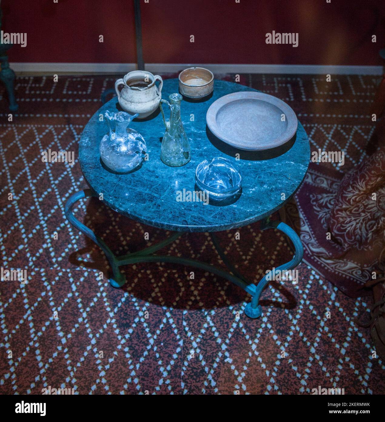 Almendralejo, Spanien - 26. Januar 2018: Römischer Tisch mit Glas- und Tongefäßen zum Weinreifen. Weinwissenschaftliches Museum von Almendralejo, Spanien. Stockfoto