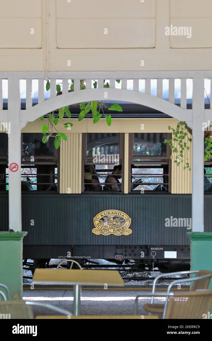 259 Kuranda Scenic Railway Kutsche durch einen Erfrischungsraum der Kuranda Station gesehen. Queensland-Australien. Stockfoto