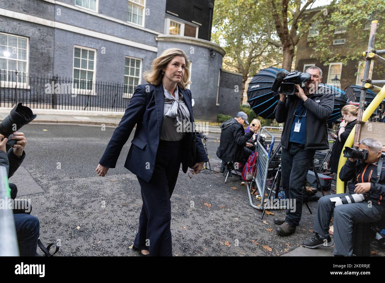 Die britische konservative Ministerin Penny Mourdant, Abgeordneter des Parlaments, geht nach einer Kabinettsposition in der Downing Street, als Rishi Sunak seine neue Regierung, London, gründet. Stockfoto