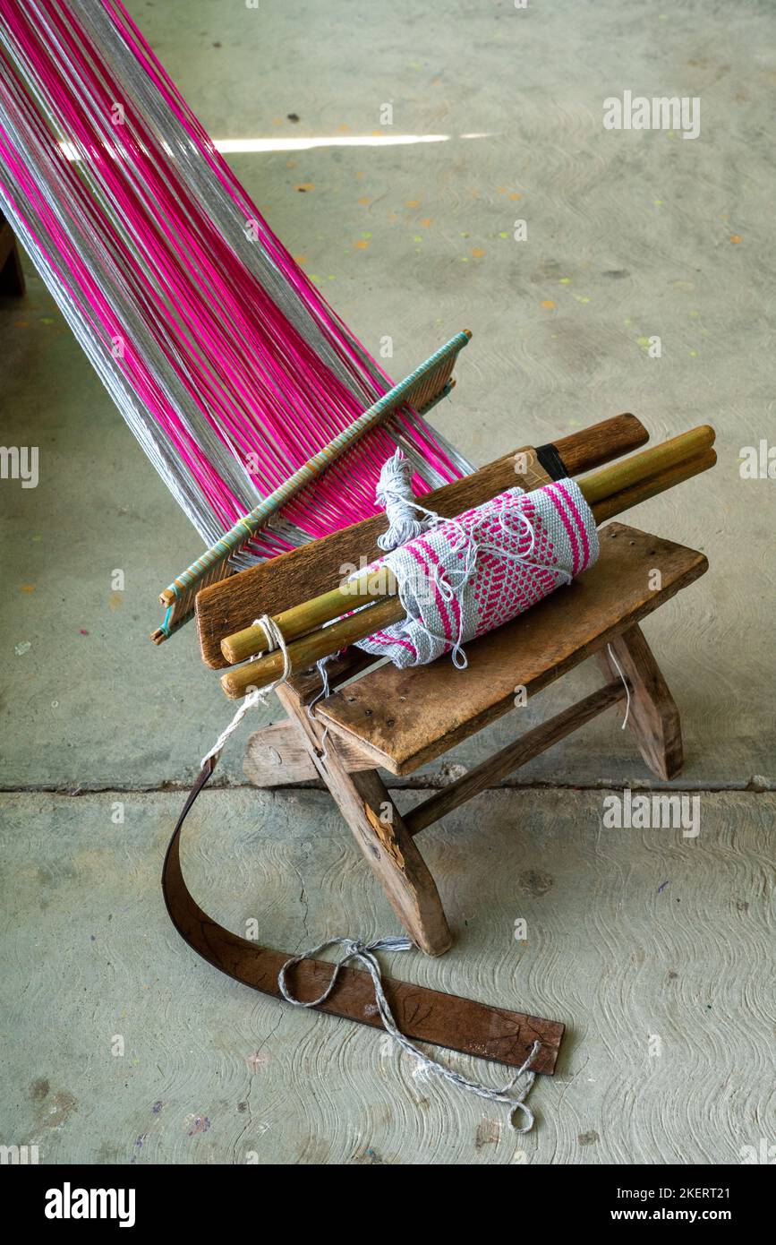 Auf einem Hocker in der Weberstadt Santo Tomas Jalieza, Mexiko, steht ein traditioneller Trageriemen. Stockfoto