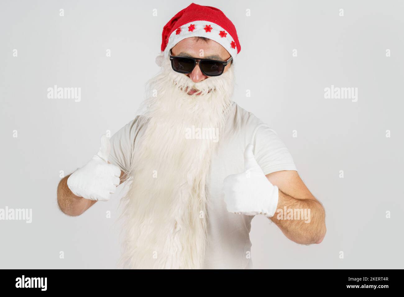 Neujahrskonzept. Der Weihnachtsmann zeigt eine Geste mit beiden Händen - Klasse. Isoliert auf Weiß Stockfoto