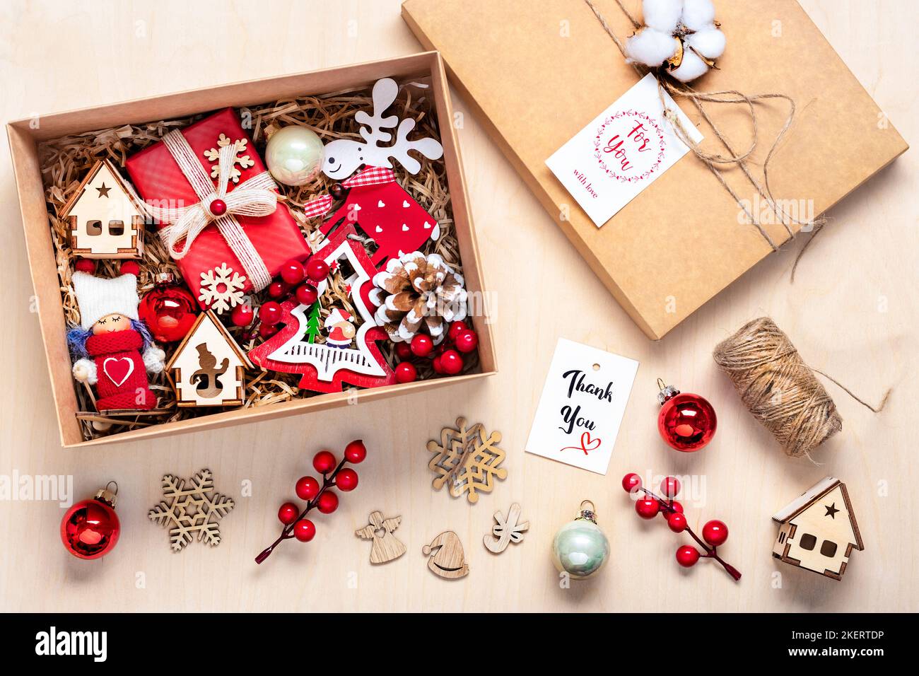 Handgemachtes Pflegepaket, saisonale Geschenkbox mit Spielzeug, Weihnachtsdekor auf dem Tisch Personalisierter umweltfreundlicher Korb für Familie, Freunde, Mädchen für Danksage, C Stockfoto