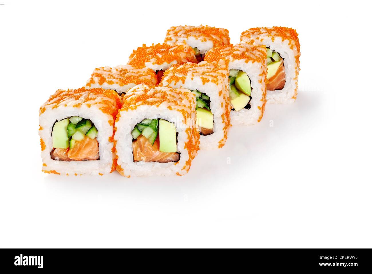 Kalifornische Sushi-Rollen mit Lachs, Avocado und Gurken, gekrönt mit Tobiko Stockfoto