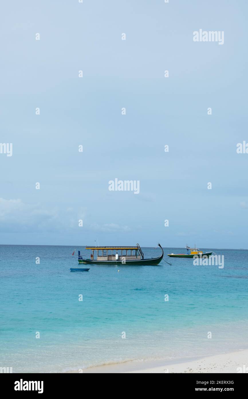 Ein Dhoni ist ein traditionelles Mehrzweck-Segelschiff mit Motor- oder Lateen-Segeln, das auf den Malediven, Südindien und Sri Lanka eingesetzt wird. Stockfoto