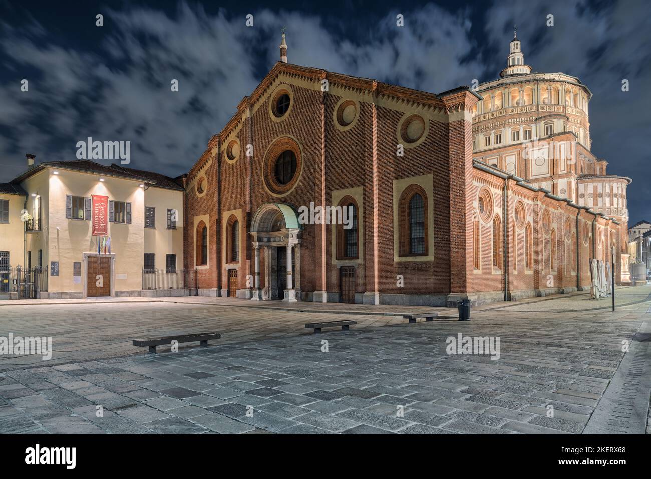 Mailand Stadt bei Nacht. Basilika Santa Maria delle Grazie berühmt für Leonardo da Vinci Meisterwerk "das letzte Abendmahl" und links das Museo Stockfoto