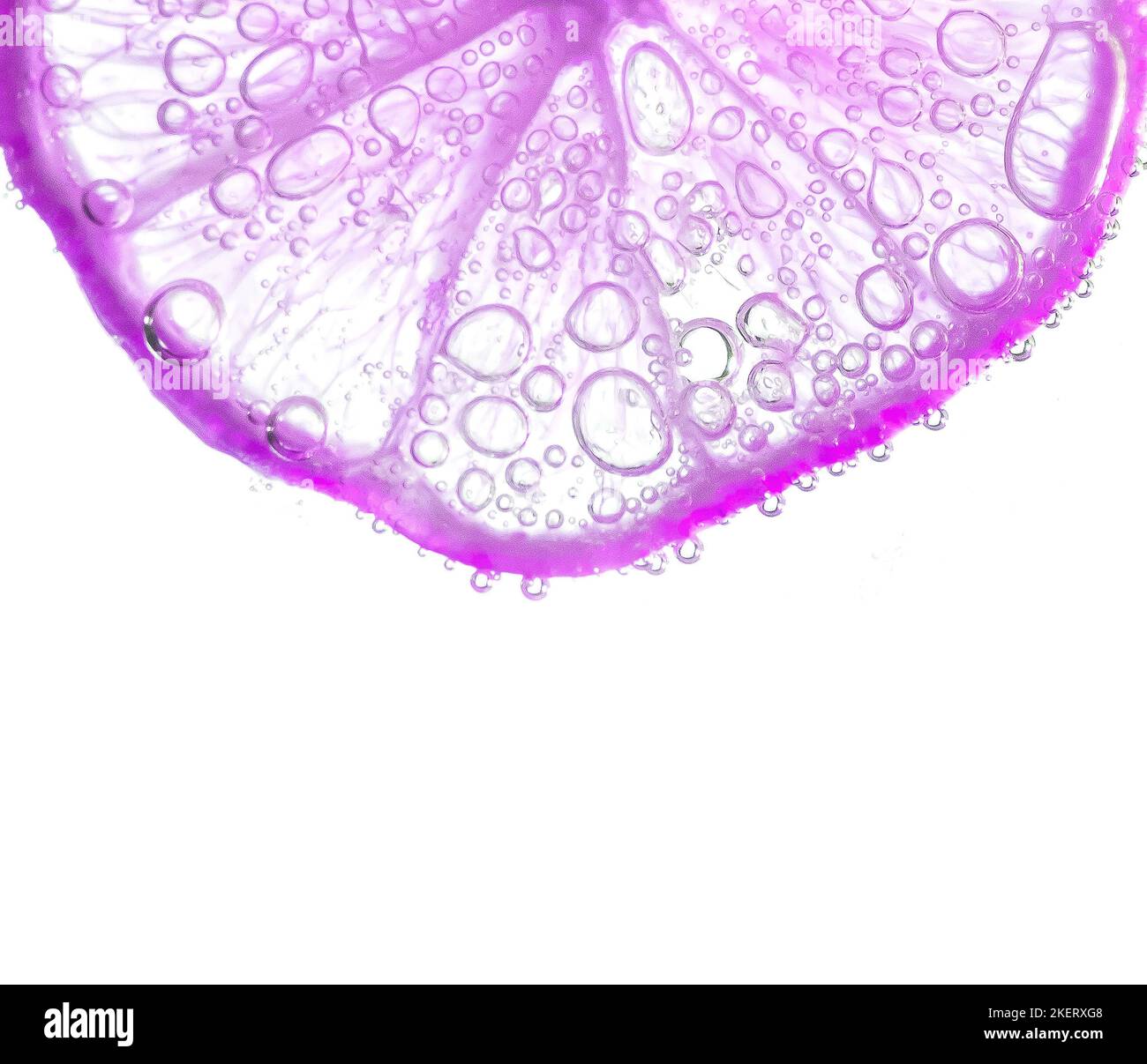 Saftige Limettenscheiben mit Blasen unter Wasser isoliert auf weißem Hintergrund. Lila Zitronenscheiben Muster strukturierten Hintergrund. Stockfoto