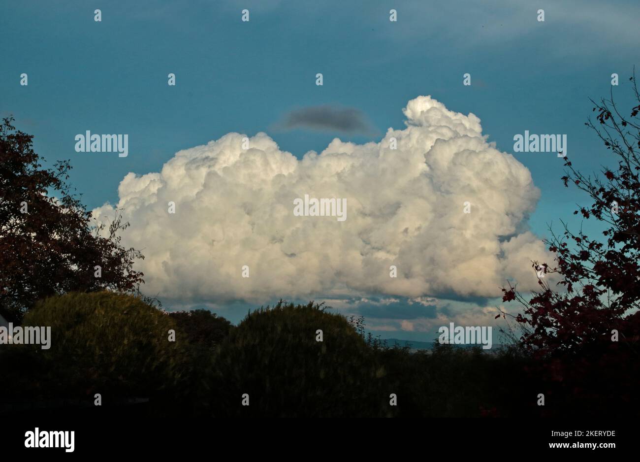 Cumulus Cloud über Wrexham, Wales Stockfoto