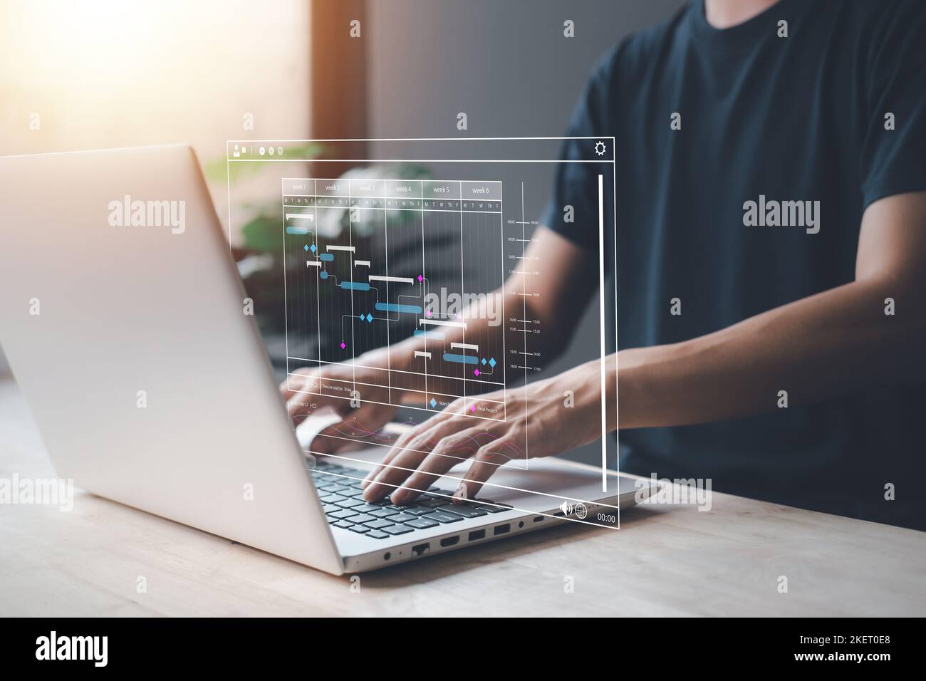 Analyst, der mit einem Laptop (Notebook) in einem erfolgreichen Startup-Geschäftskonzept arbeitet. Geschäftsmann mit Hologramm der Datenmanagement-System-Statistiken und analyti Stockfoto