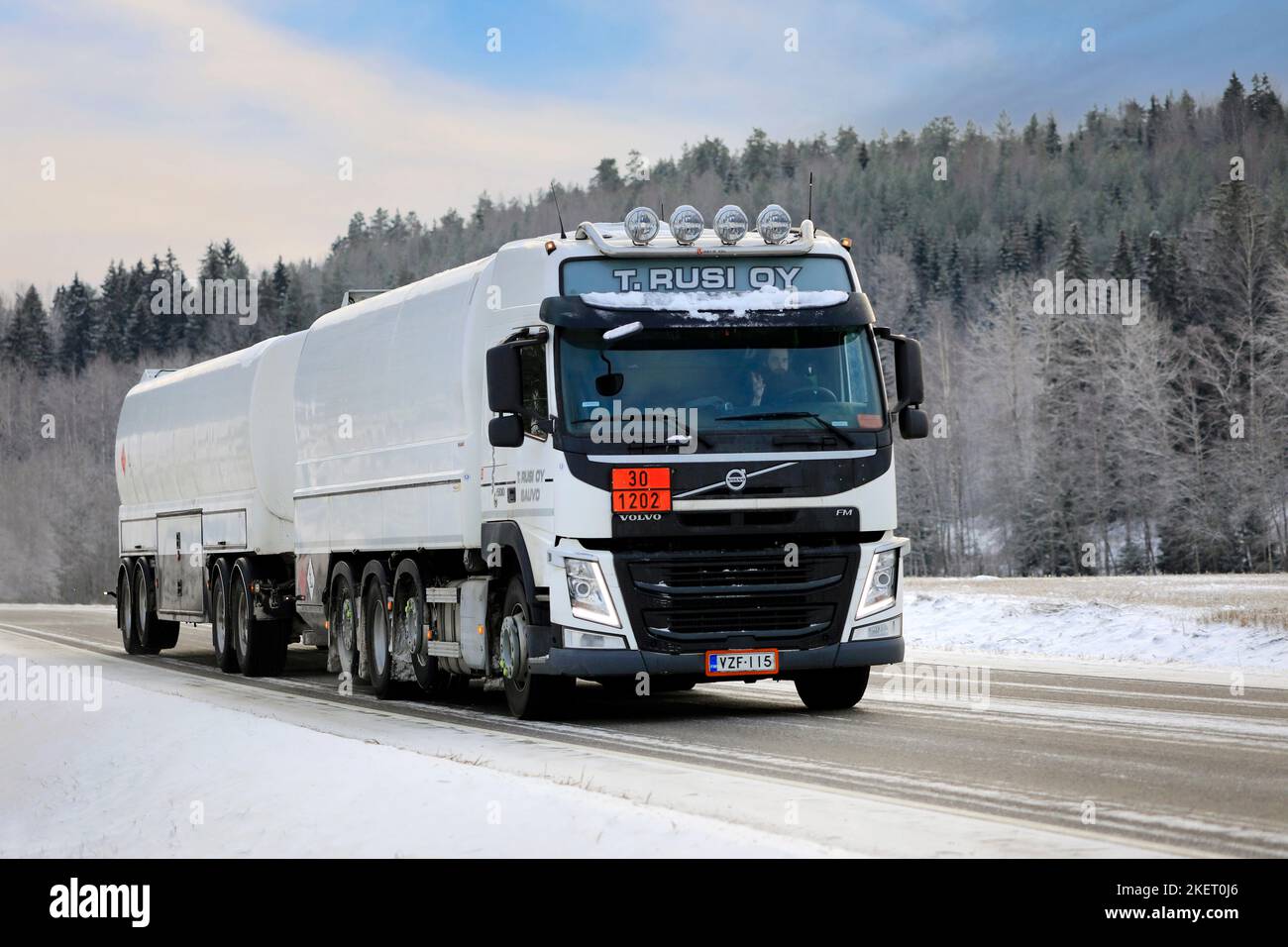 Weißer Volvo FM-Tankwagen T. Rusi Oy transportiert Dieselkraftstoff, ADR 30-1202, an einem Winternachmittag auf der Autobahn 52. Salo, Finnland. 27. Dezember 2021. Stockfoto