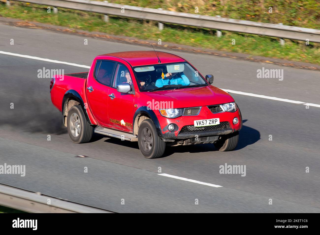 2007 Red MITSUBISHI L200 4WD SHR 4life DCB 2477cc 5 Speed manueller Pick-up-Truck, der schwarzen Abgas-Rauch ausgibt, Dieselpartikel von beschädigten Motoren, die auf der M61 Motorway UK unterwegs sind Stockfoto