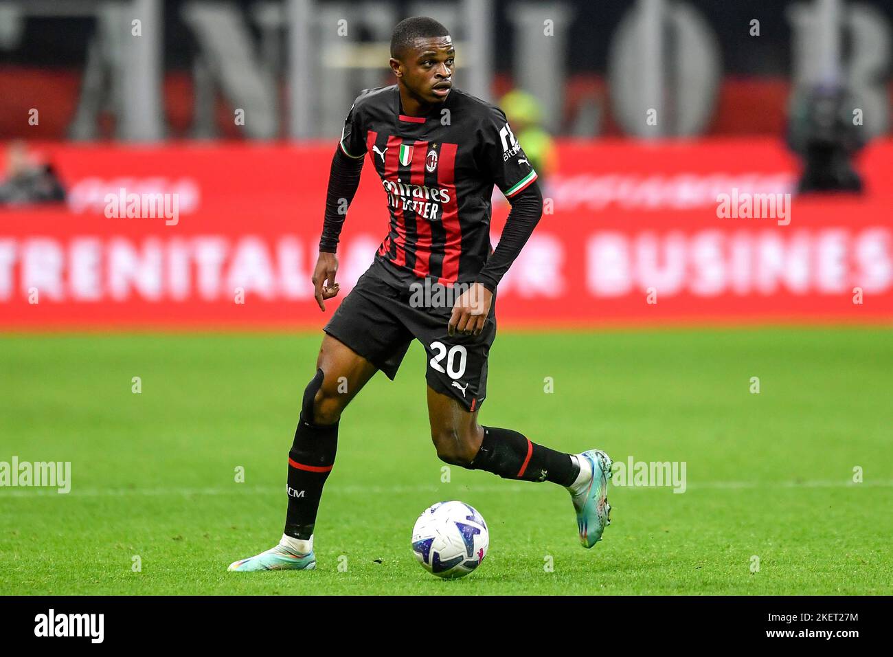 Pierre Kalulu vom AC Mailand in Aktion während des Fußballspiels der Serie A zwischen dem AC Mailand und dem AFC Fiorentina im Stadion San Siro in Mailand (Italien), Novem Stockfoto