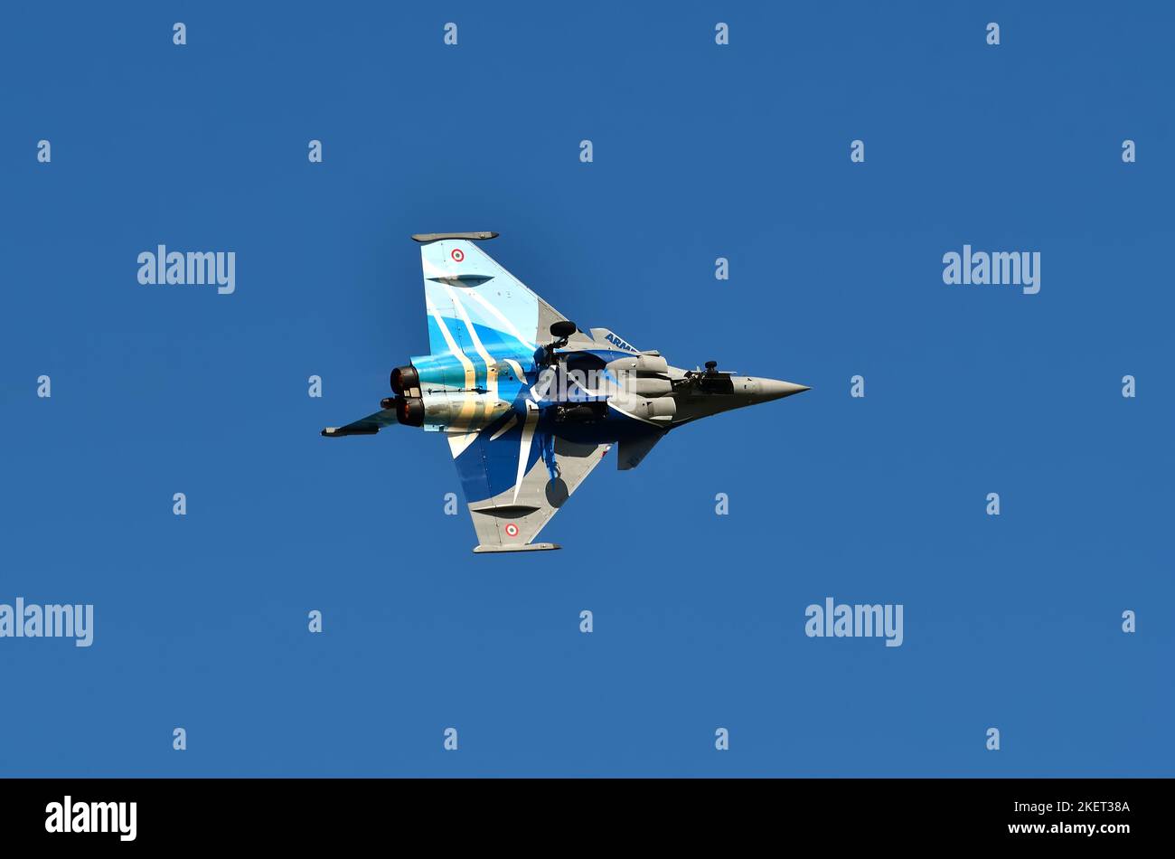 Gdynia, Polen - 22. August 2021: Flug des französischen Kampfflugzeugs Dassault Rafale der Luftwaffe auf der Aero Baltic Show in Gdynia, Polen. Stockfoto