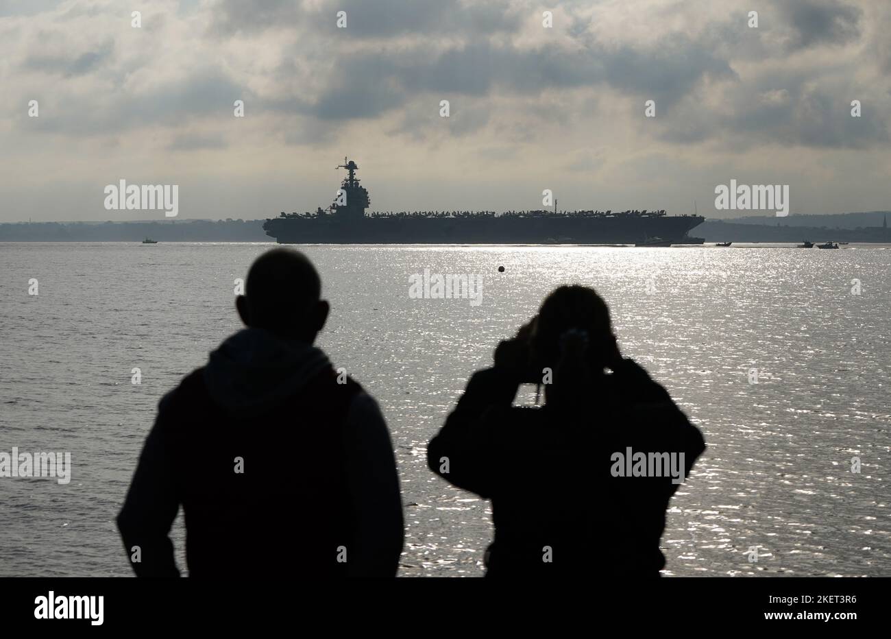 Die Peolple sehen aus, wie die USS Gerald R. Ford in die Stokes Bay im Solent eintrifft, da das „größte Kriegsschiff der Welt“ während seiner Jungfernfahrt vier Tage vor der Küste von Hampshire vor Anker gehen wird. Bilddatum: Montag, 14. November 2022. Stockfoto