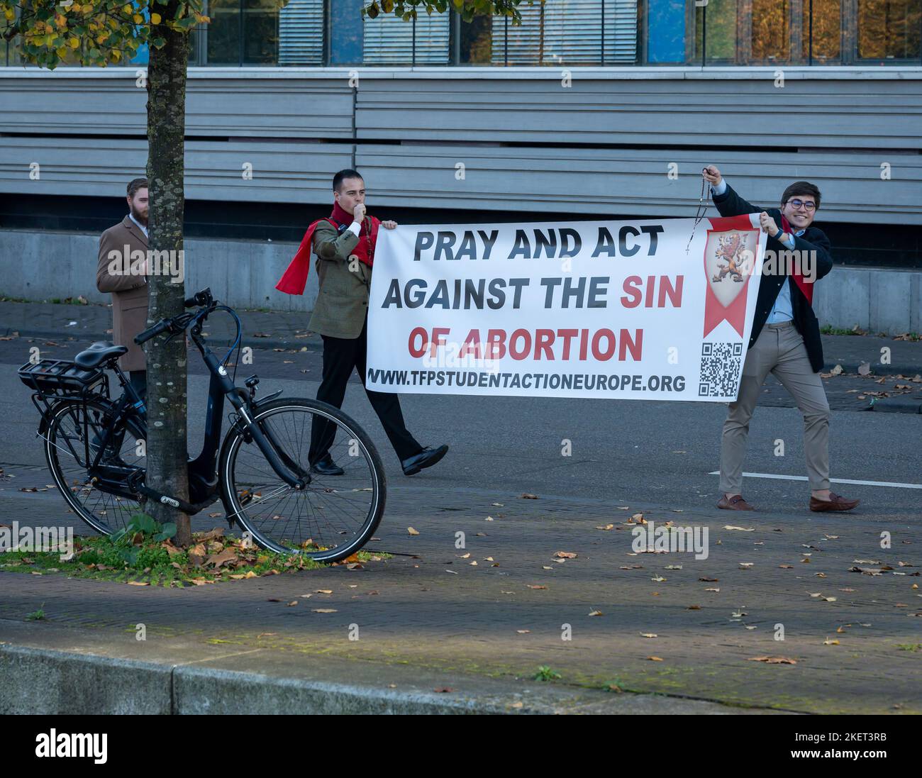 Den Haag, Südholland, Niederlande, 13.11.2022, Marsch für das Leben. Die Teilnehmer der Anti-Abtreibungsdemonstration hielten ein Schild mit der Aufschrift „Bete und Stockfoto