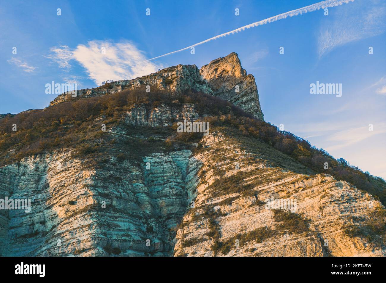 Herbstlandschaft in Les Trois Becs in Drôme provençale. Die oberen Kalkfelsen sind mit Herbstfarben bedeckt Stockfoto