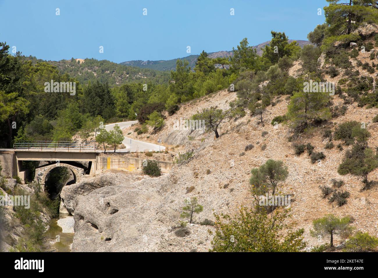 Panoramablick auf den Blue Mountain River und die Stone Bridge. In der Nähe des Gadouras-Staudamms. Im Süden der Insel Rhodos. Dodekanes Griechenland. Stockfoto