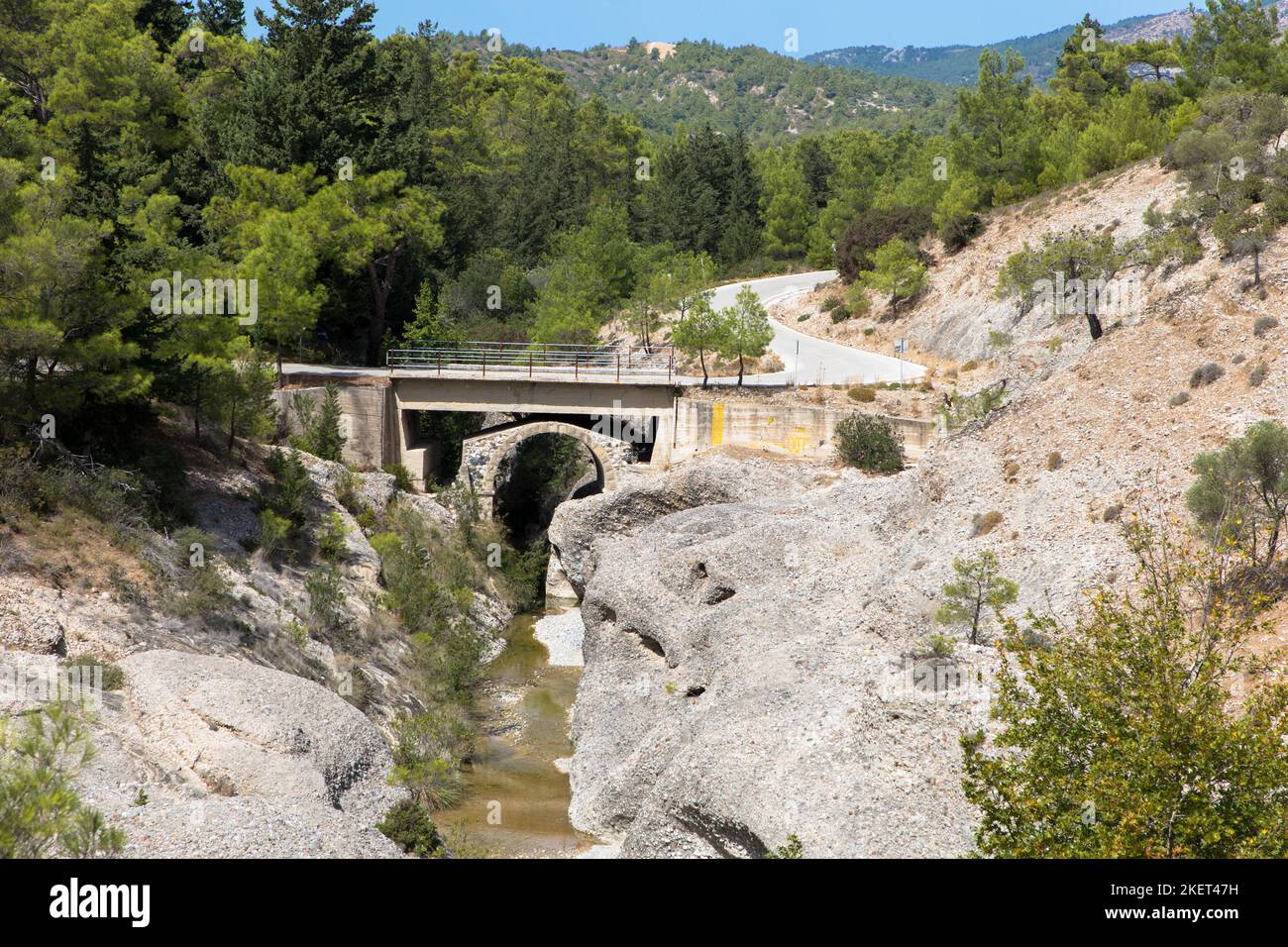 Panoramablick auf den Blue Mountain River und die Stone Bridge. In der Nähe des Gadouras-Staudamms. Im Süden der Insel Rhodos. Dodekanes Griechenland. Stockfoto