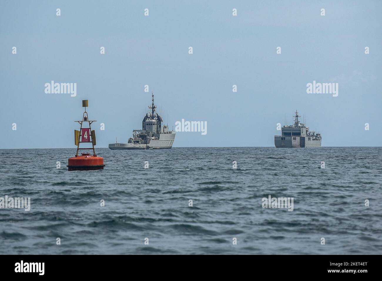 Die indonesischen Navy Ships führen eine Sicherheitspatrouille in der Benoa Bay durch, um die Sicherheit des Bali Summit G20 zu unterstützen. Indonesien veranstaltete vom 15. Bis 16. November 2022 in Nusa Dua, Bali, die 17.-Gruppe von 20 „G20“ Staats- und Regierungschefs. (Foto von Dicky Bisinglasi / SOPA Images/Sipa USA) Stockfoto