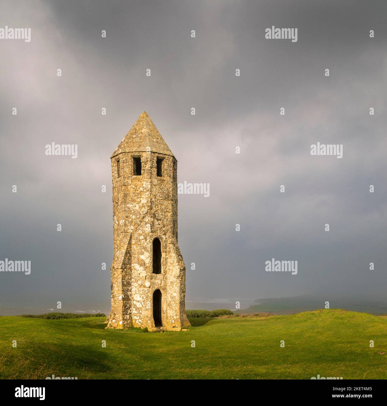 Sturmwolken über dem St. Catherines Oratory Ventnor Isle of Wight im Südosten Englands Stockfoto