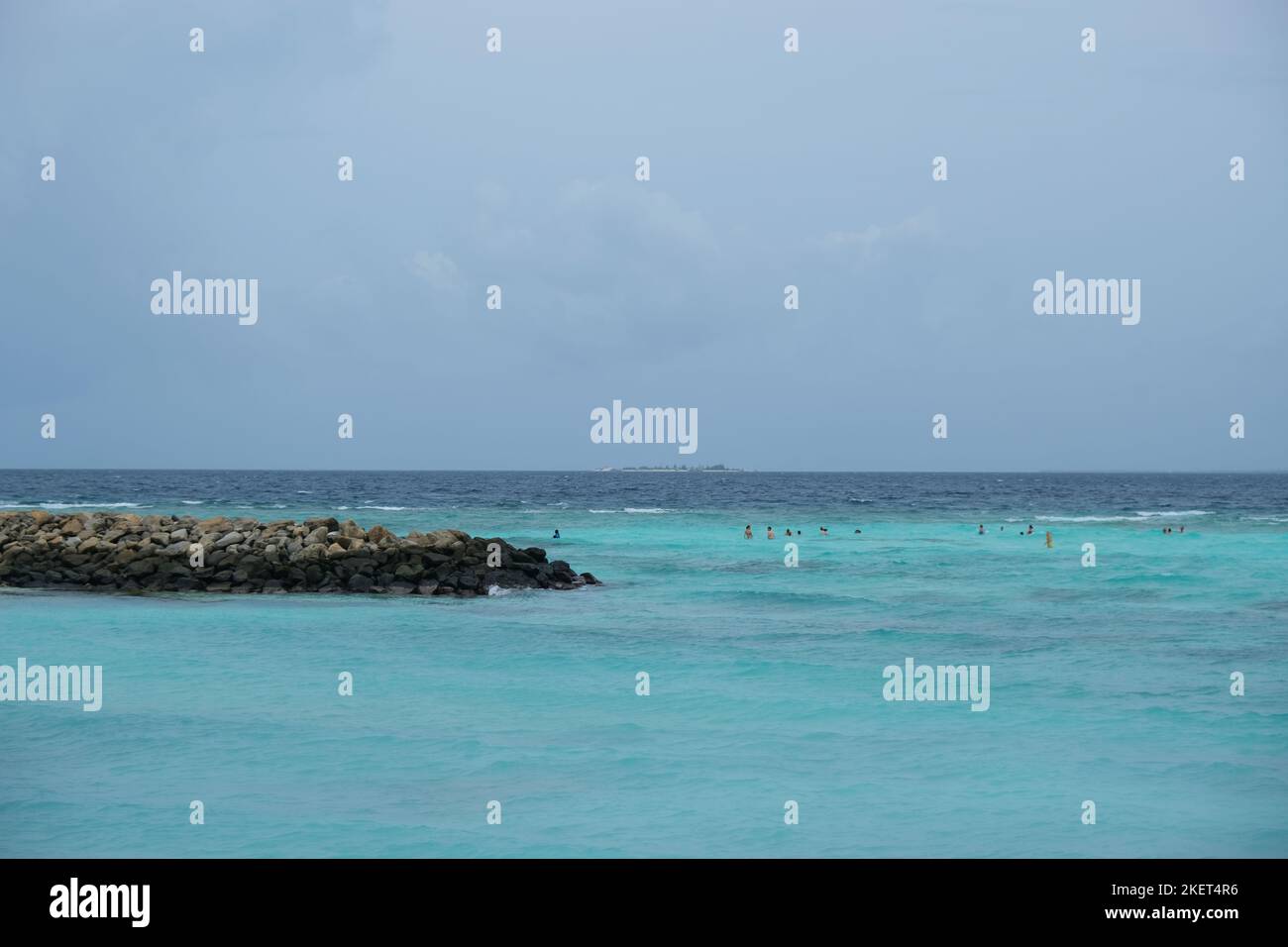 Maafushi ist eine der größten und beliebtesten lokalen Inseln auf den Malediven. Der Strandbereich während der Regenzeit. Stockfoto