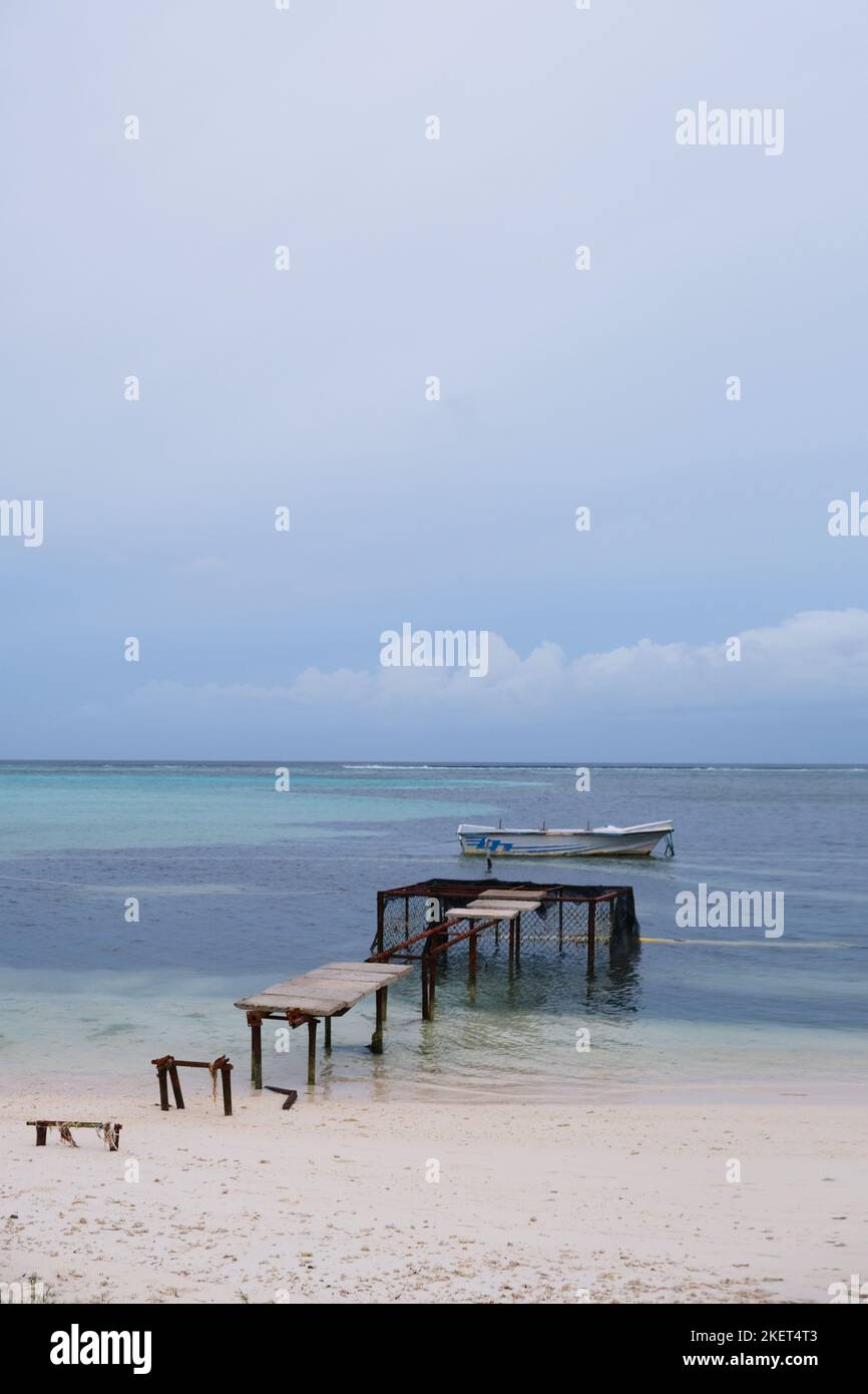 Maafushi ist eine der größten und beliebtesten lokalen Inseln auf den Malediven. Der Strandbereich während der Regenzeit. Stockfoto