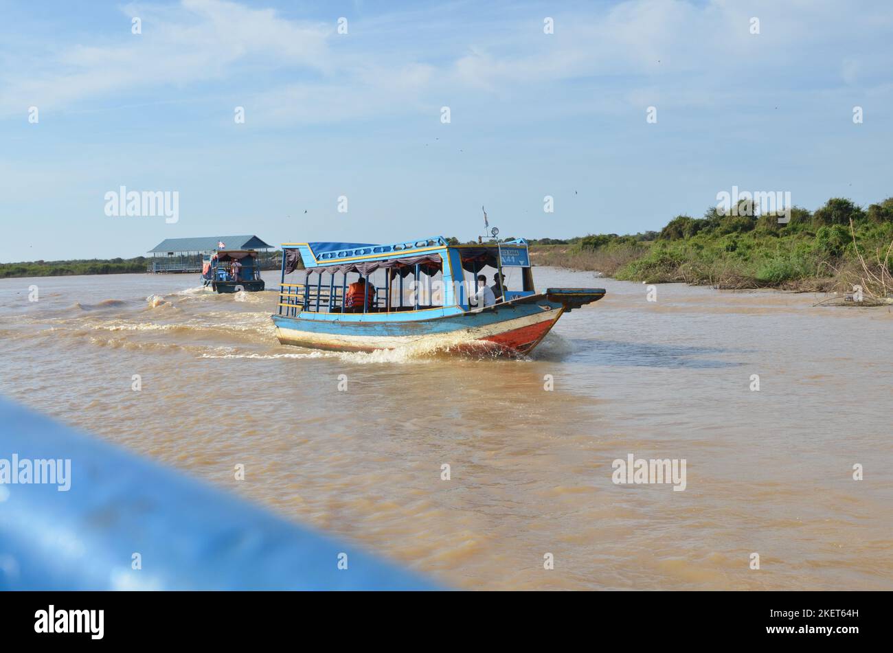 Long Tail Boat an Fisherman Mekong River phnom Phen Kambodscha Stockfoto