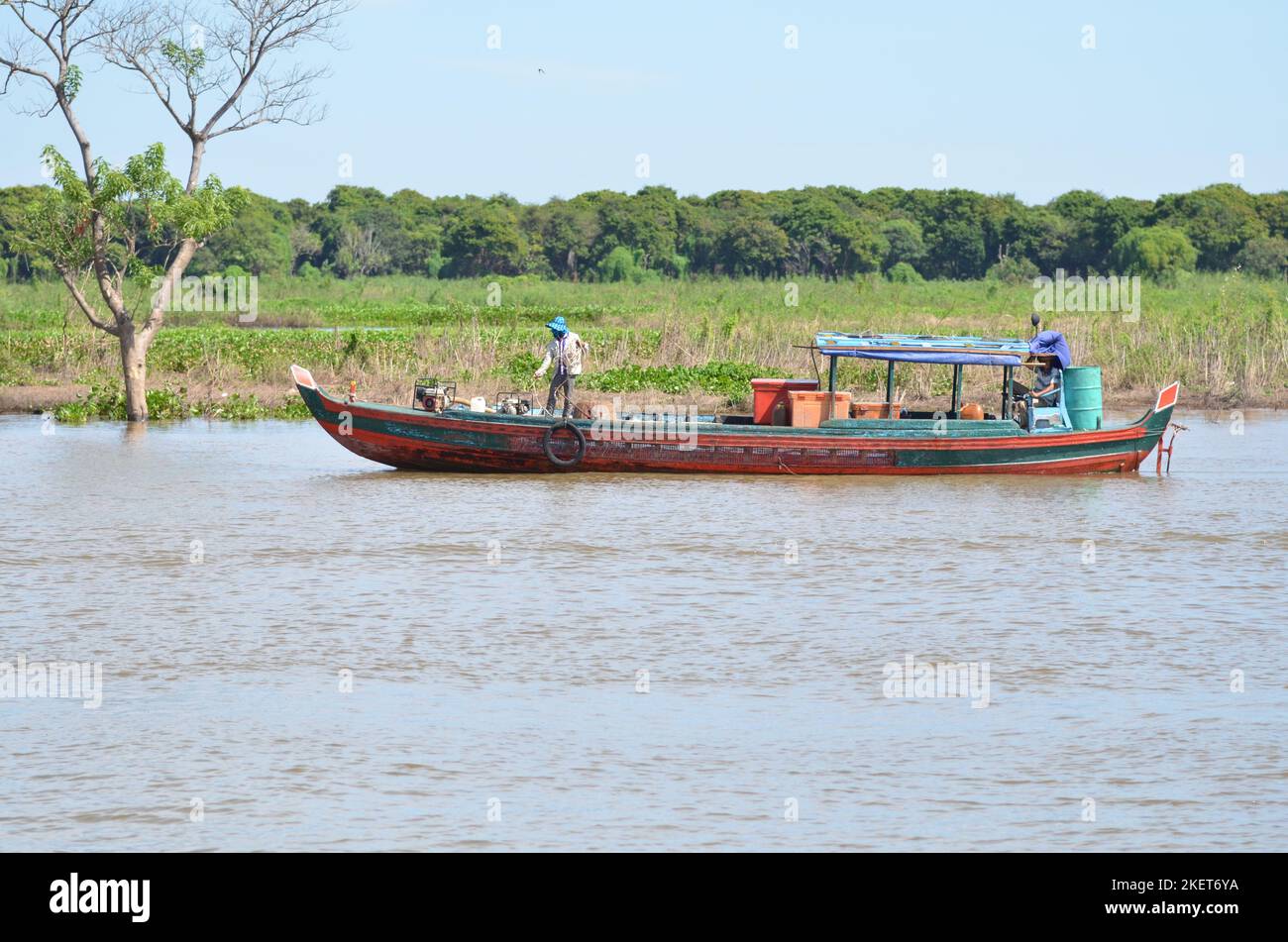 Long Tail Boat an Fisherman Mekong River phnom Phen Kambodscha Stockfoto