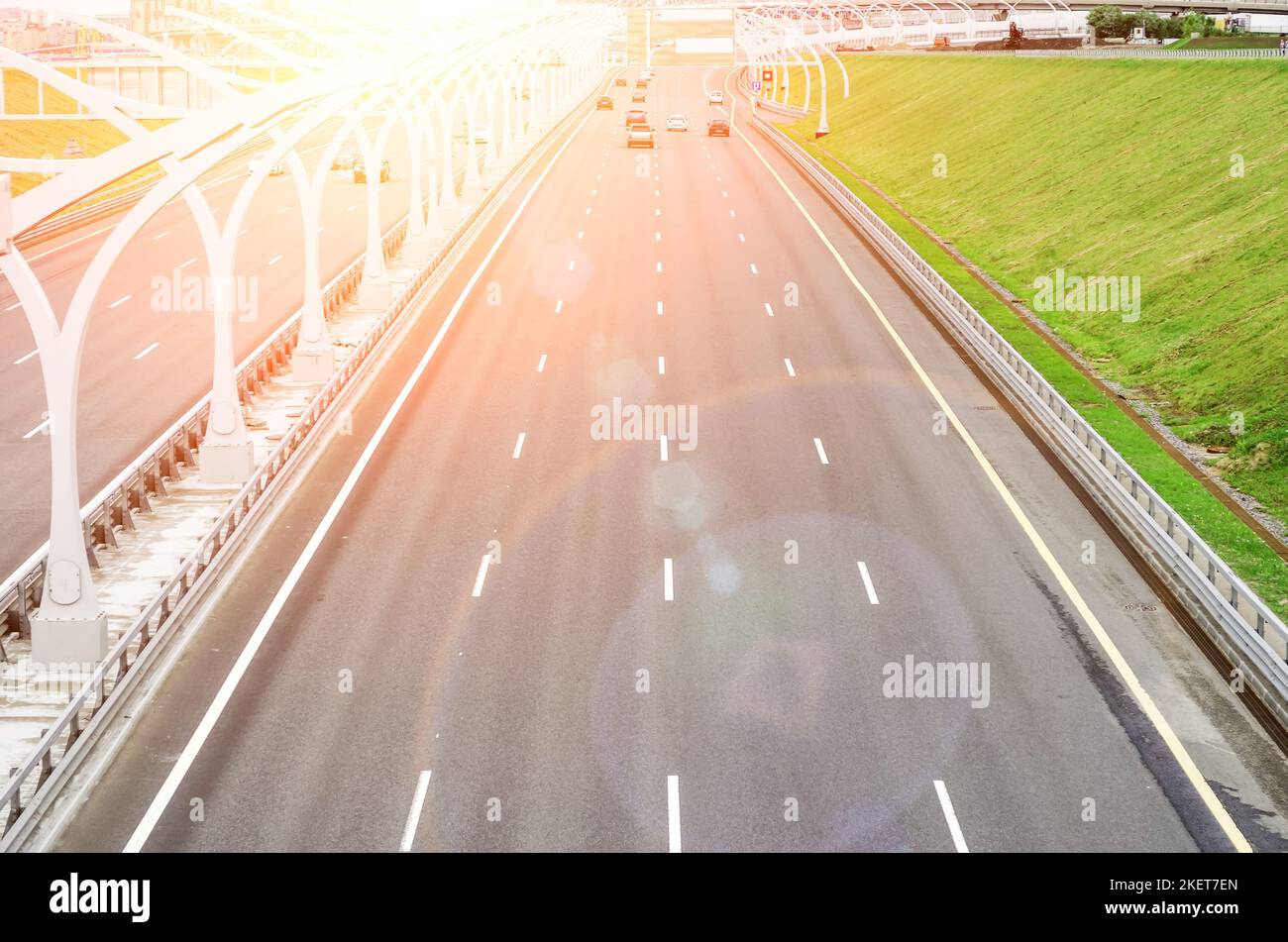 Stadtautobahn aus einer Höhe, mit Lichtreflexen von der Sonne Stockfoto
