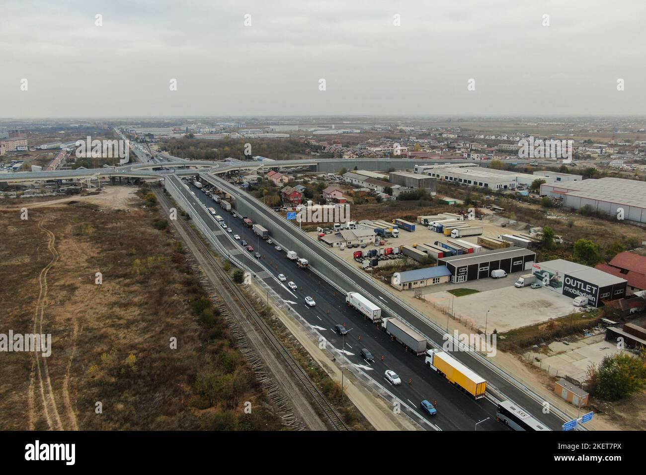 Bukarest, Rumänien - 7. November 2022: Luftaufnahme einer Überführung in Domnesti, auf der Ringstraße von Bukarest, Tage vor der Eröffnung. Stockfoto