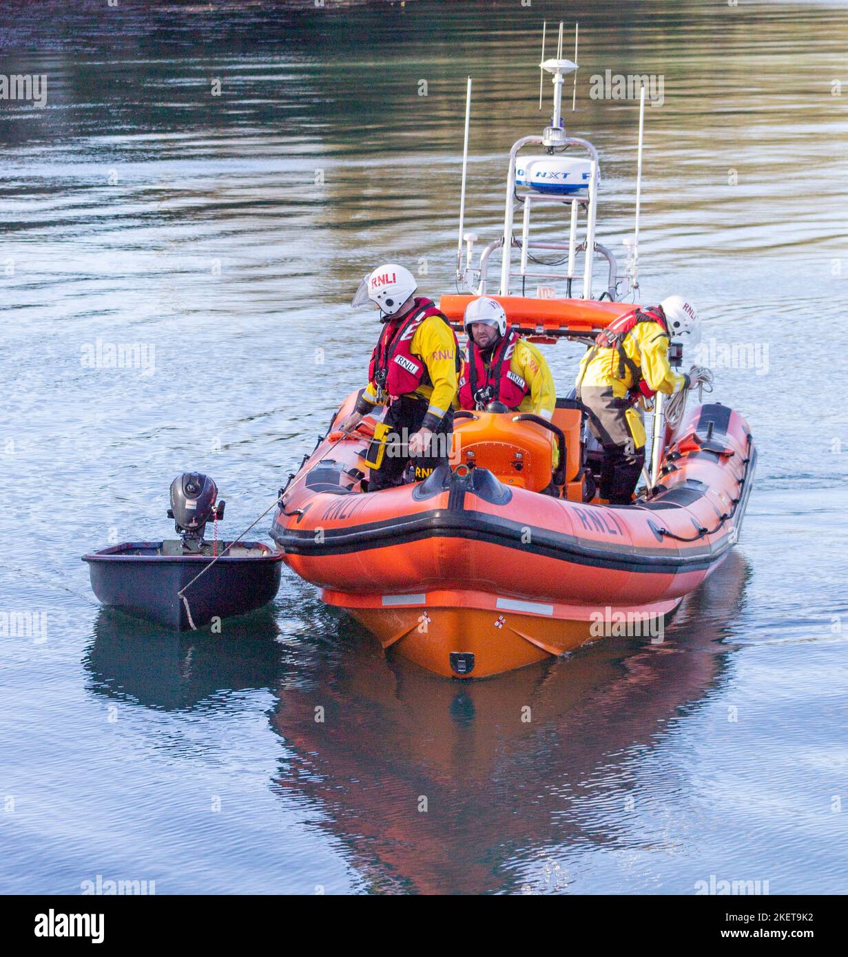 RNLI RIB und Crew zur Rettung eines kleinen Bootes Stockfoto