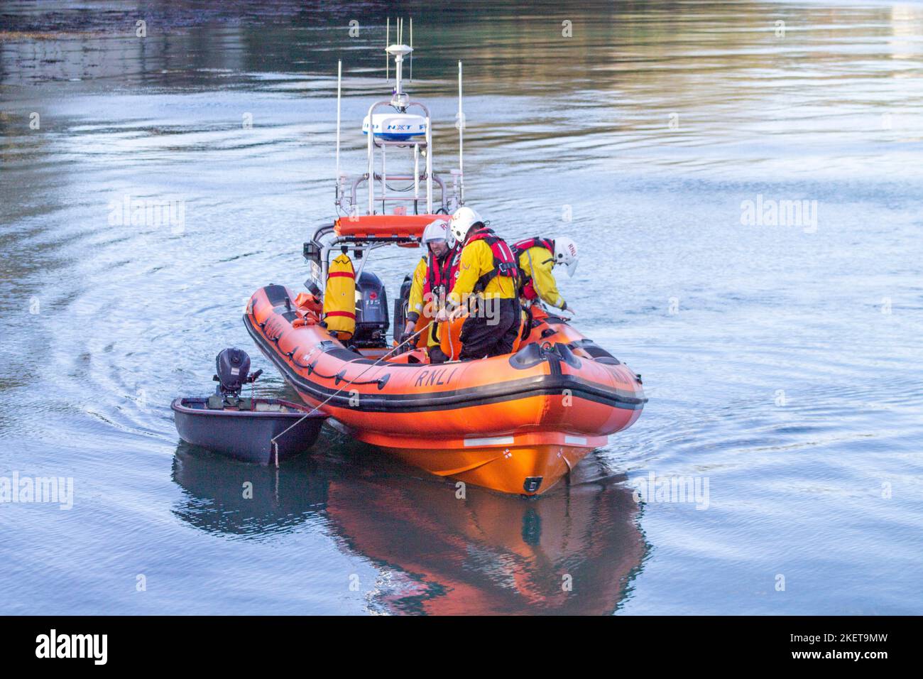 RNLI RIB und Crew zur Rettung eines kleinen Bootes Stockfoto